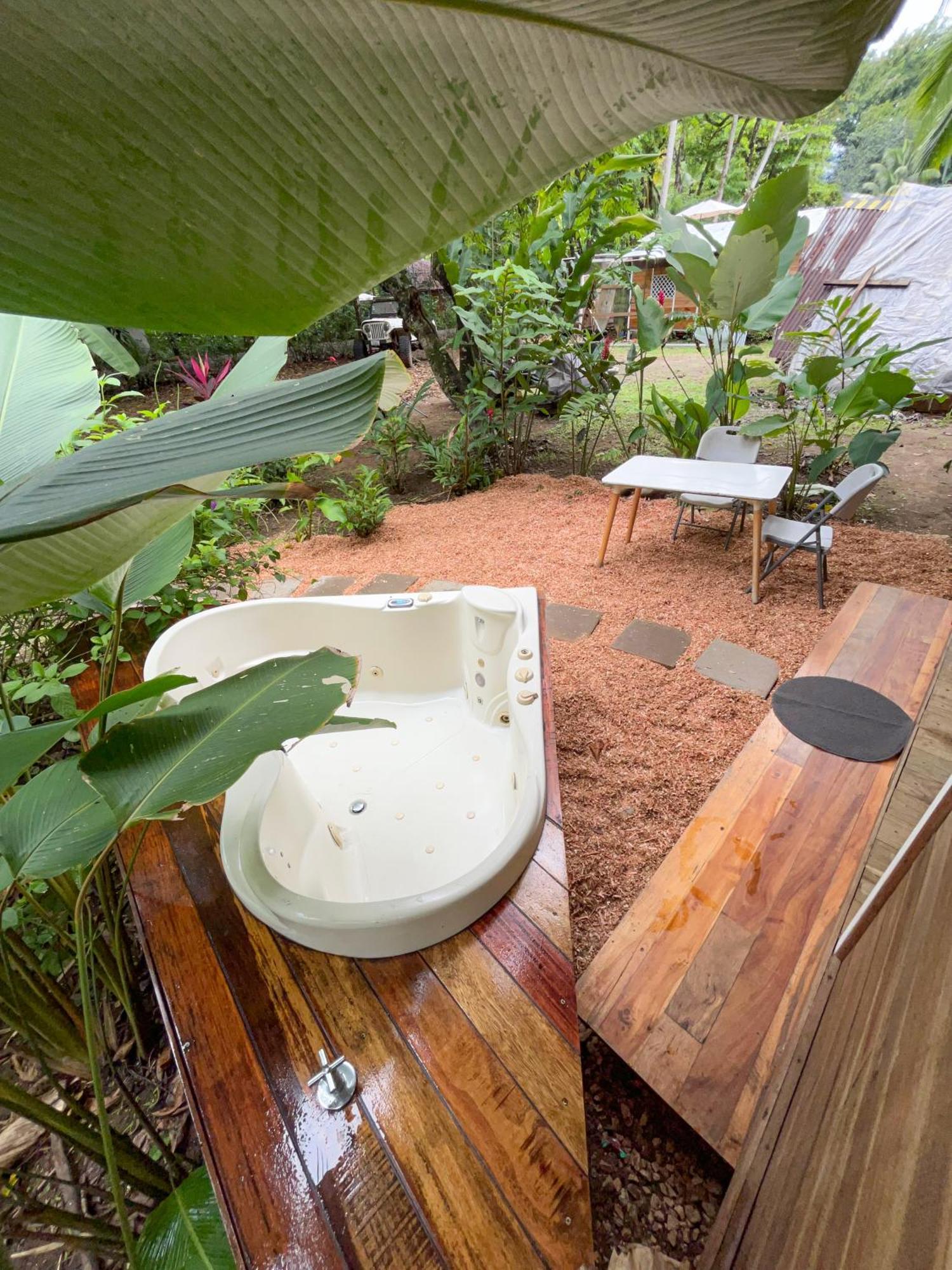 Nomadic Surf Camp Hostel Uvita Exterior photo