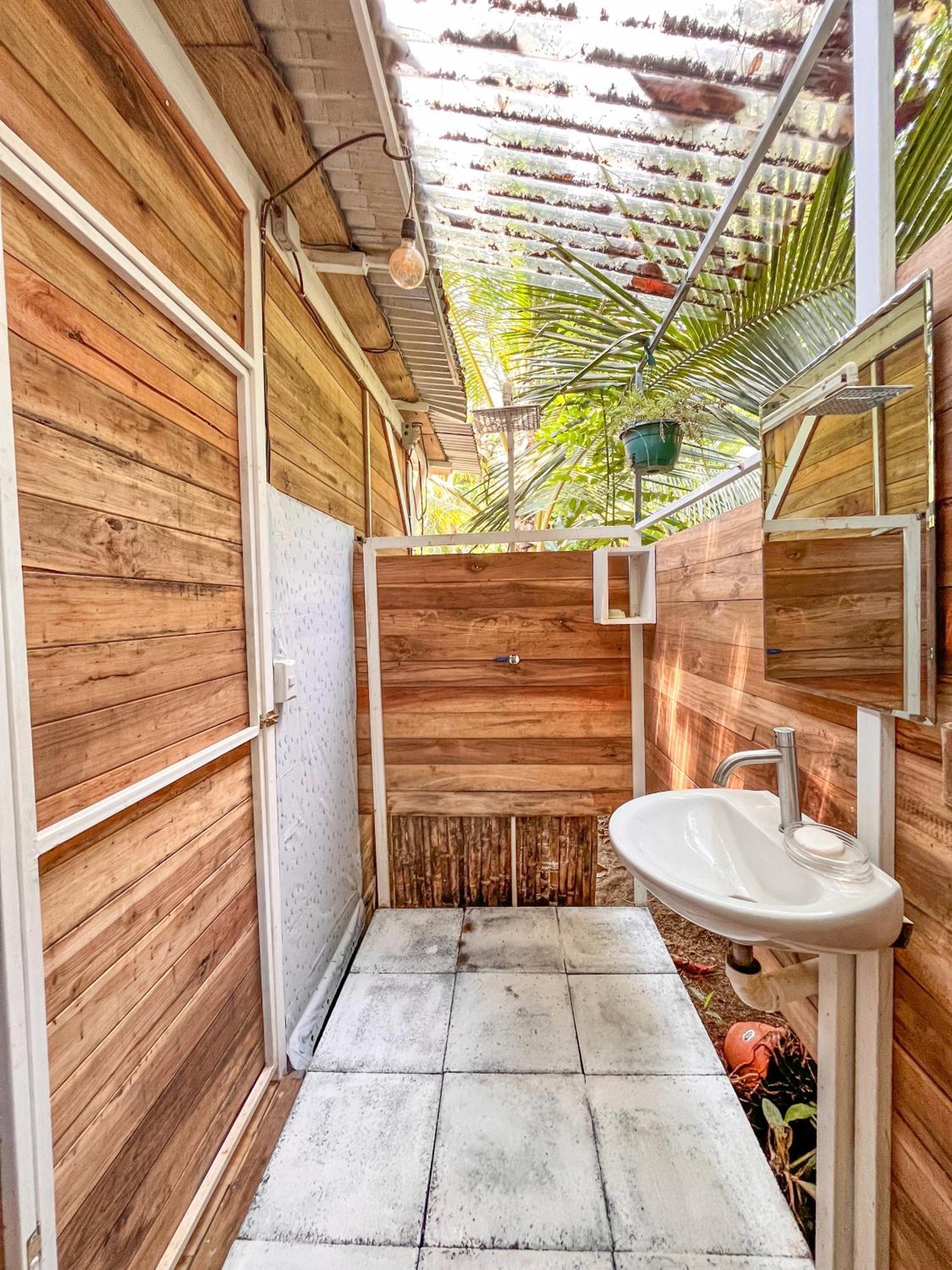 Nomadic Surf Camp Hostel Uvita Exterior photo